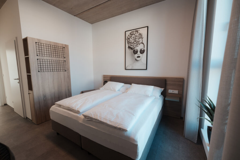 Zimmer mit Doppelbett und Kleiderschrank