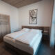 Zimmer mit Doppelbett und Kleiderschrank