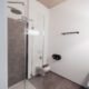 Badezimmer mit Dusche und WC