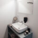 Badezimmer mit Waschbecken und Spiegel